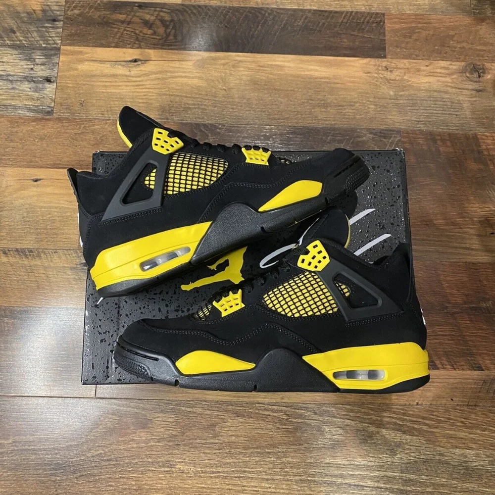 Jordan 4 Thunder male sneakers - Picture 2 of 5